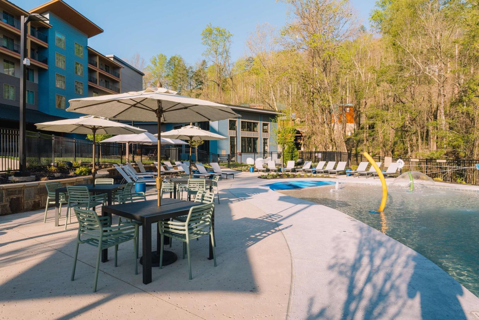 Embassy Suites By Hilton Gatlinburg Resort Exterior foto